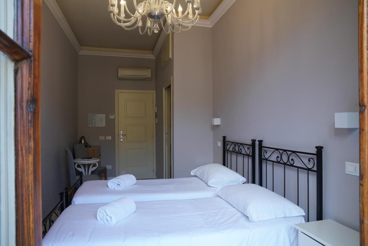 Tweepersoonskamer met 2 Aparte Bedden en Balkon