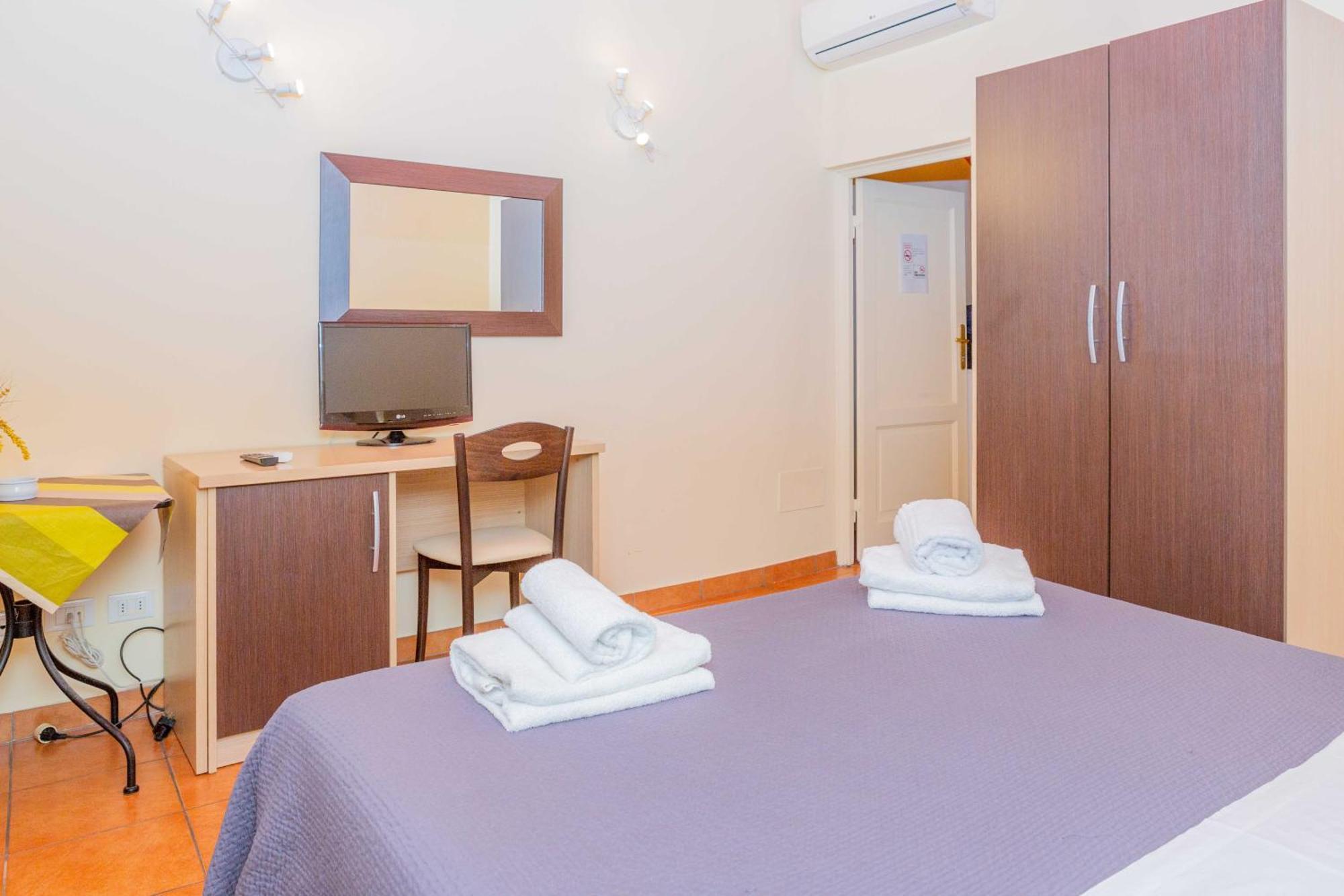 Double Room with Private External Bathroom,1540945453:JPEG