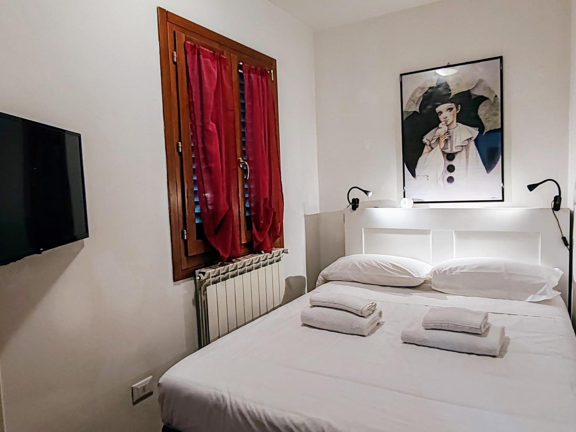 Two-Bedroom Apartment n°2 Via Giovan Battista Zannoni 6
