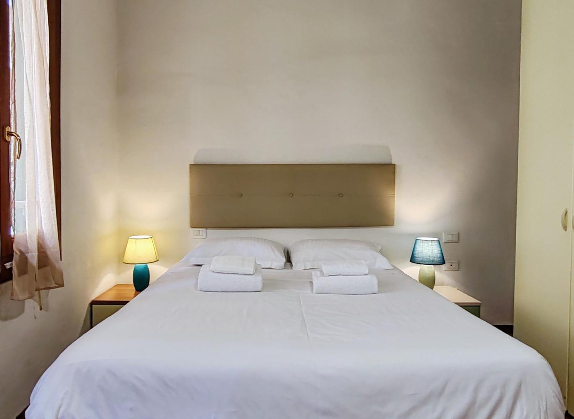 Two-Bedroom Apartment n°2 Via Giovan Battista Zannoni 6
