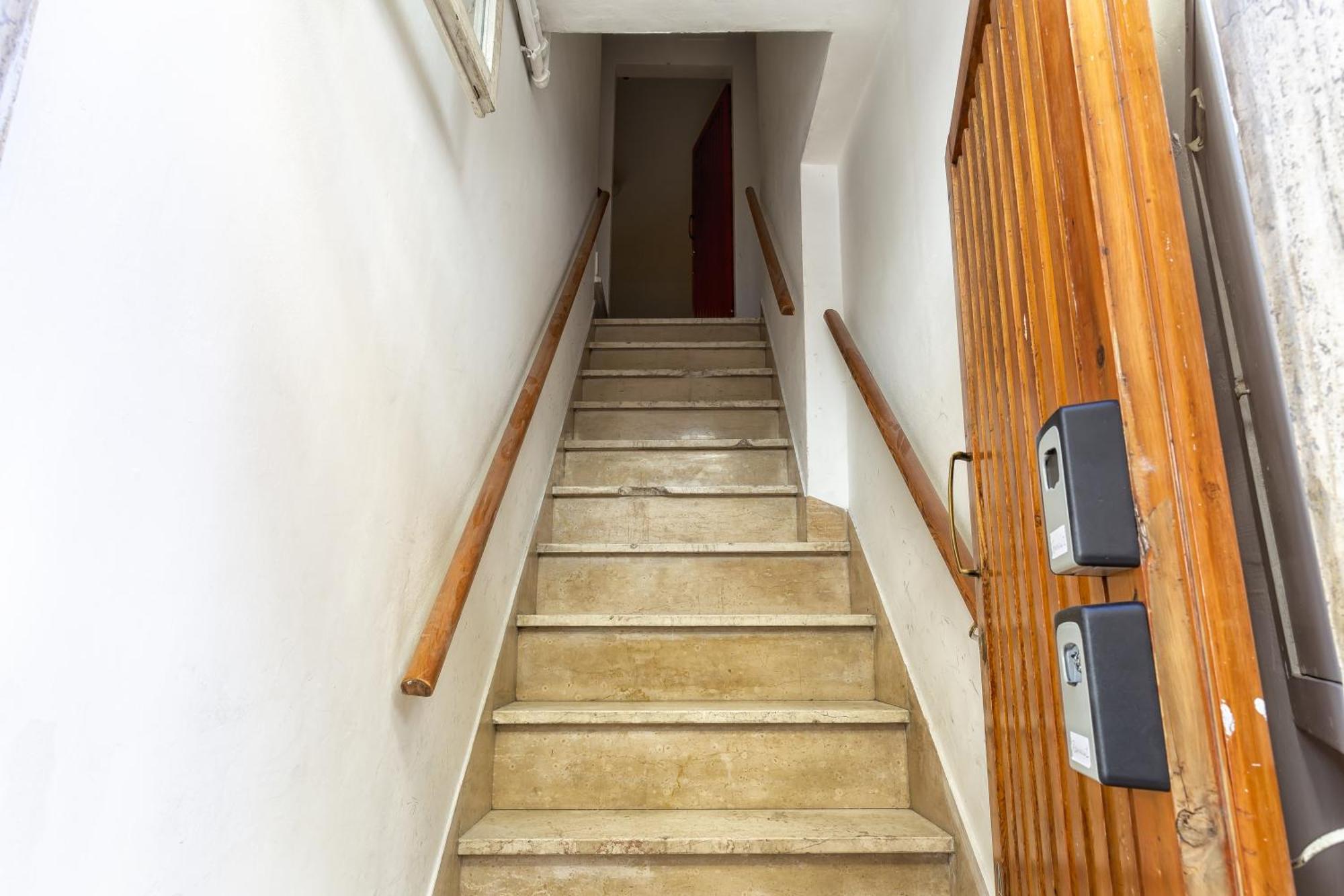 Two-Bedroom Apartment n°1 Via Giovan Battista Zannoni 6
