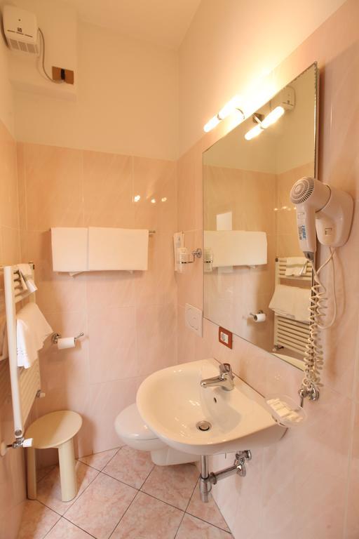 Single Room,769738393:JPEG