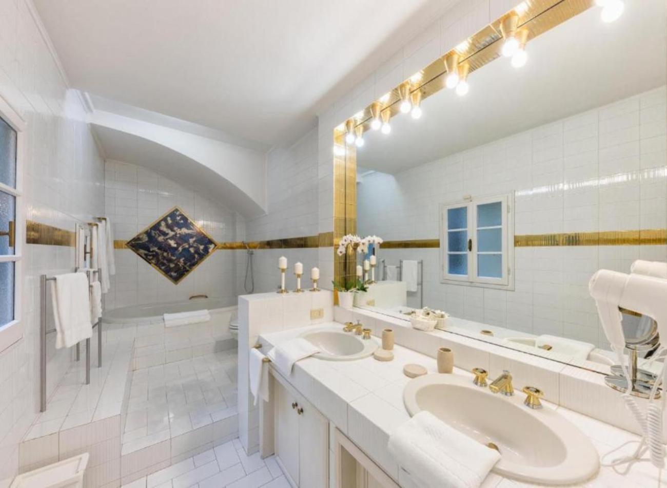 Large Room with Bathtub,1624797802:JPEG