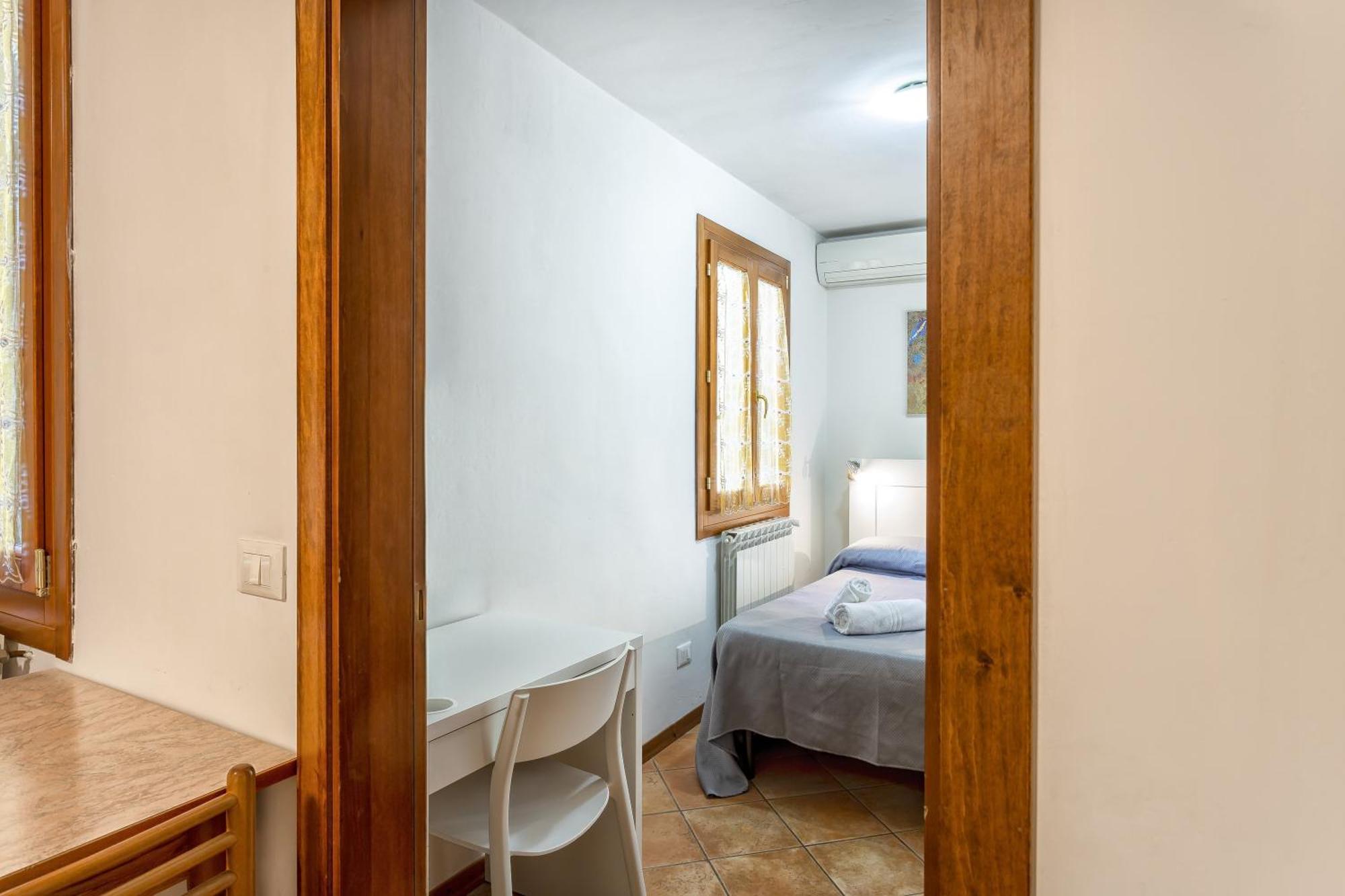 Two-Bedroom Apartment n°1 Via Giovan Battista Zannoni 6