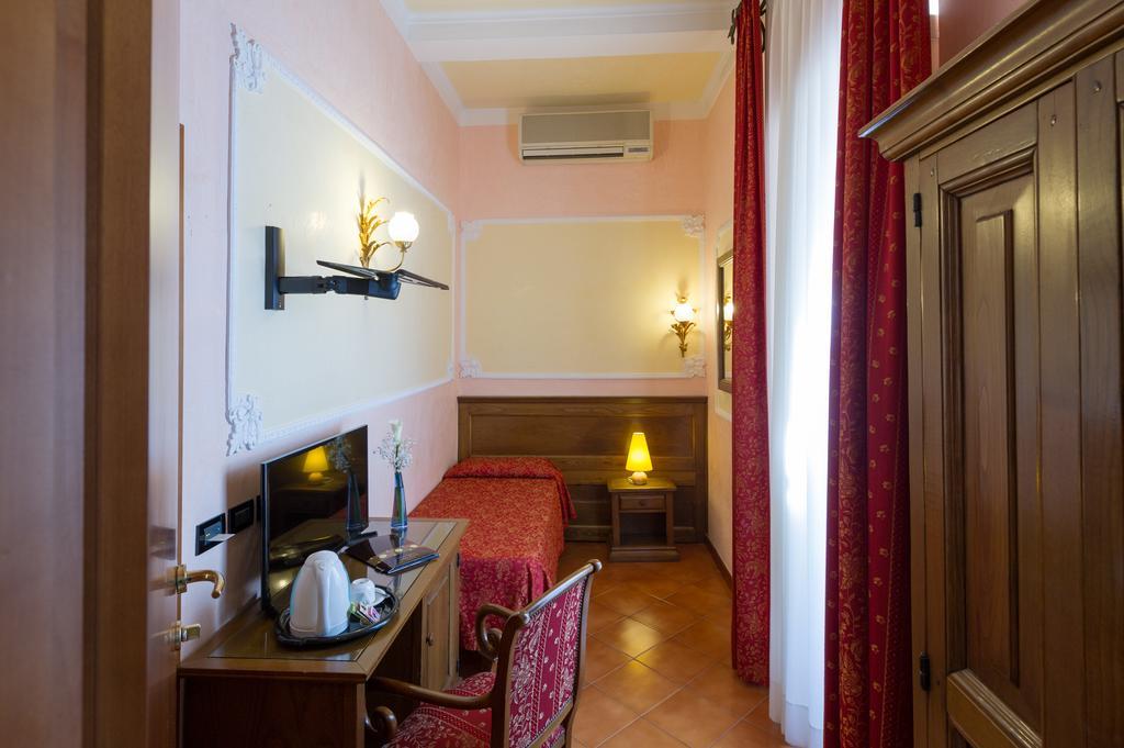 Small Single Room,1209469510:JPEG