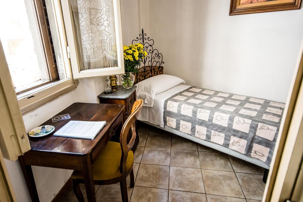 Habitación individual básica con baño compartido