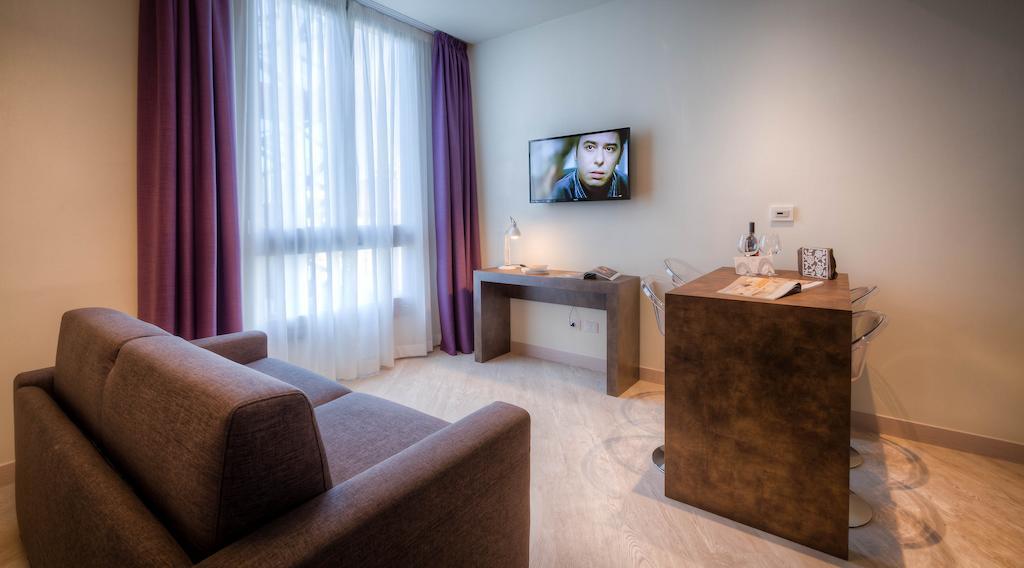 Junior Suite with Kitchen & Pool Access