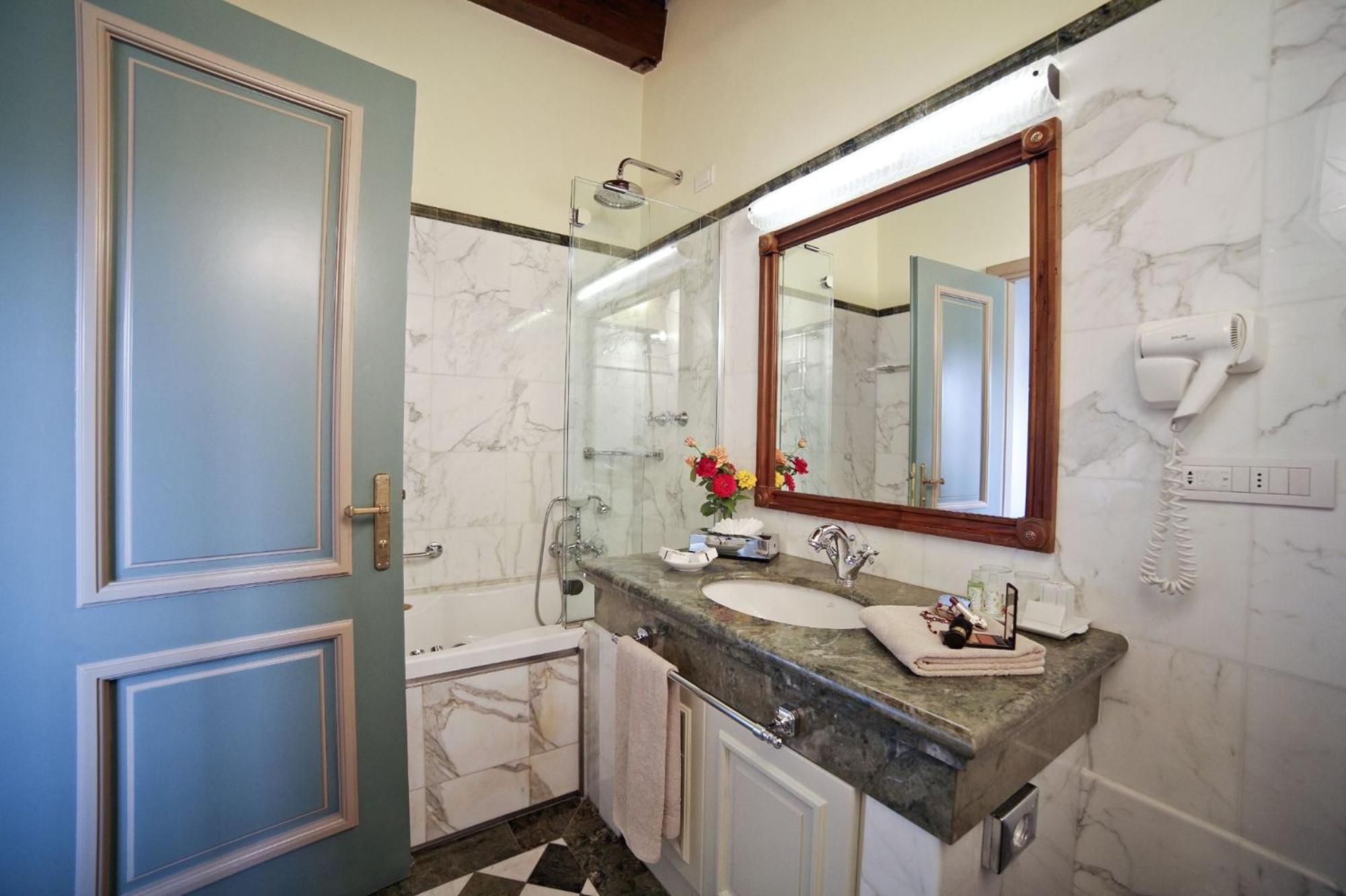 Classic Queen Room with Single Bed,1234654973:JPEG