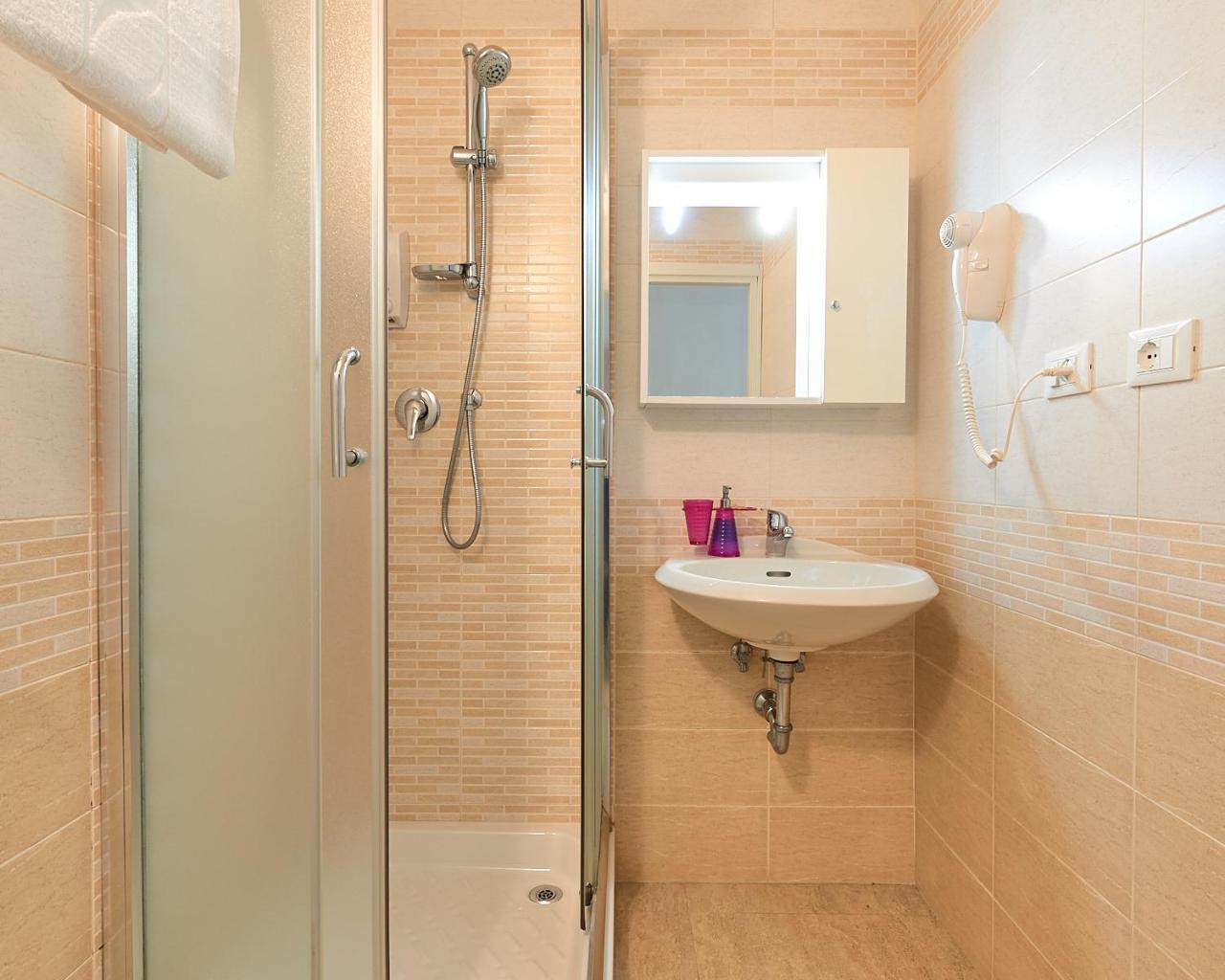 Habitación Doble con cama supletoria y baño privado