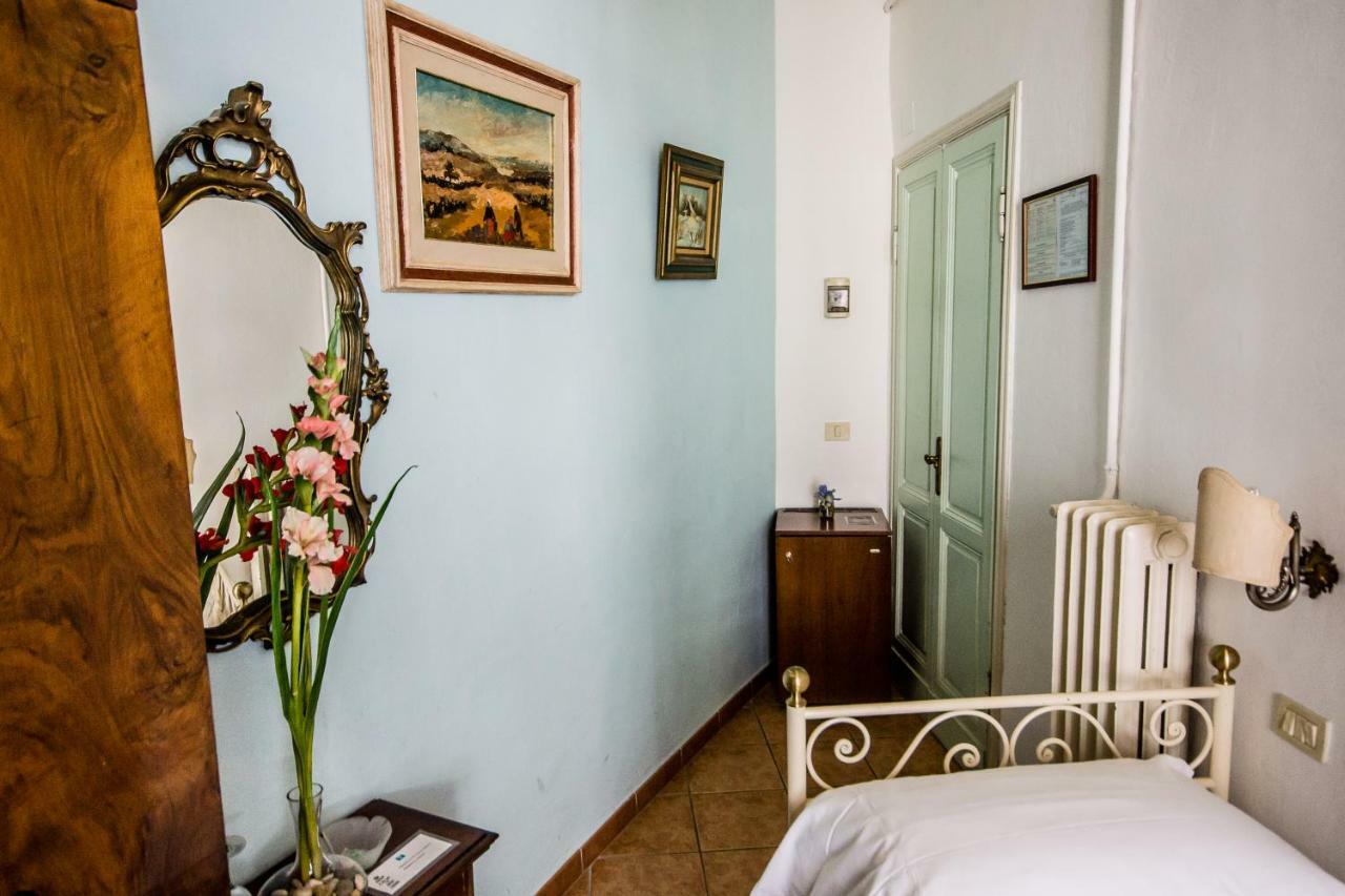 Habitación Individual con ducha y aseo compartidos