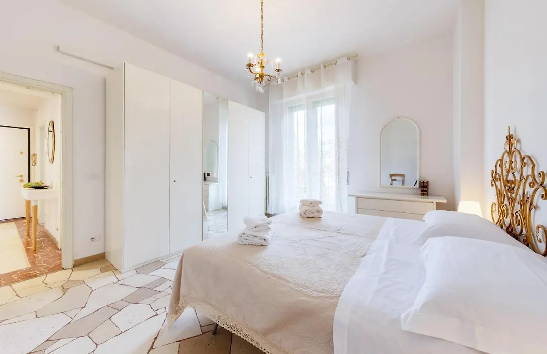 Guesthost - Il Salotto Blu - Appartamento Con Parcheggio-1