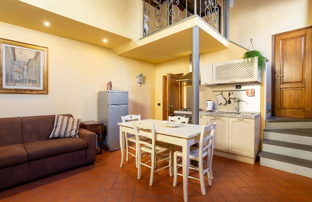 Cozy Classic Italian House Near Santa Croce, On The Lungarno-1