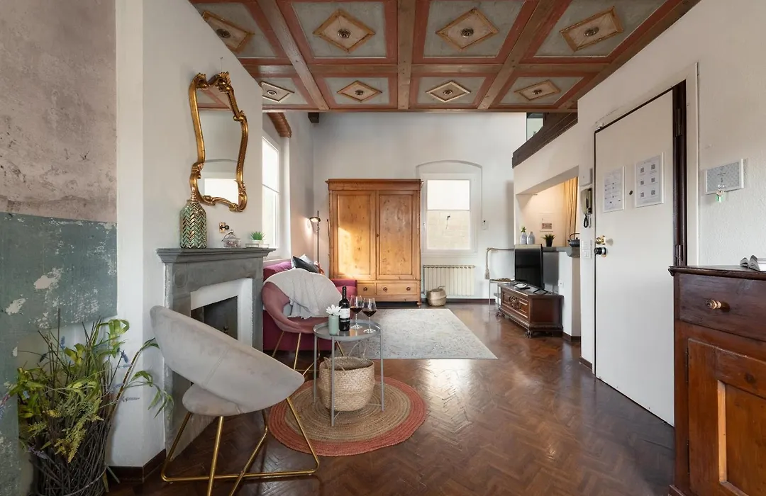 Via Lamberti, 3 - Florence Charming Apartments - Charming And Historic 5Th-Floor Attic Apartment With Elevator In A Building At The Heart Of Vibrant Florence, Just A 2-Minute Walk From All Attractions-1