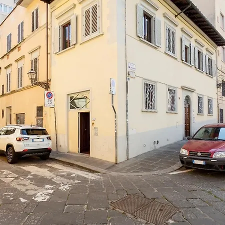 Cozy Classic Italian House Near Santa Croce, On The Lungarno-2