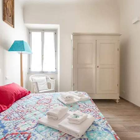 Designer Apartment Near San Lorenzo-3