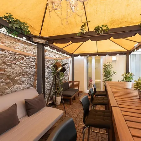 Pinti Patio Apartment-2