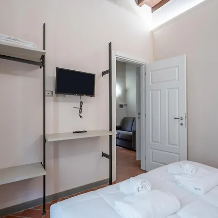 Guesthost - Ponte Vecchio Central Flats-2