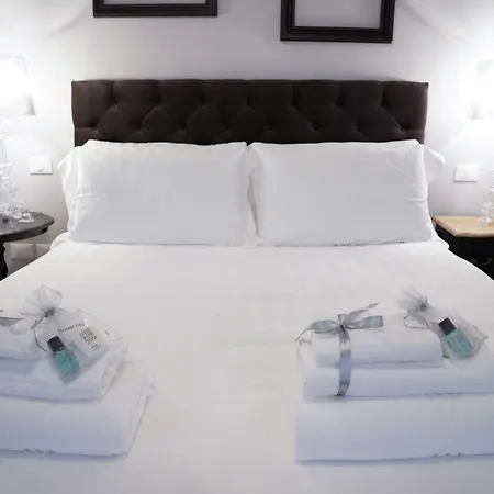 Art Apartment Black & White Suite-2