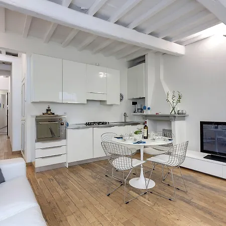 Central Duomo Apartment With Fast Wifi-2