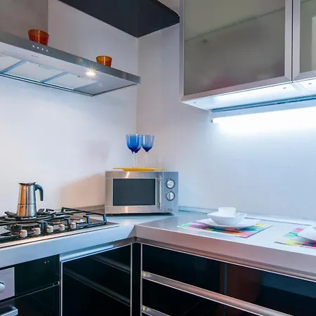 Guesthost - Della Scala Modern Apartment-2