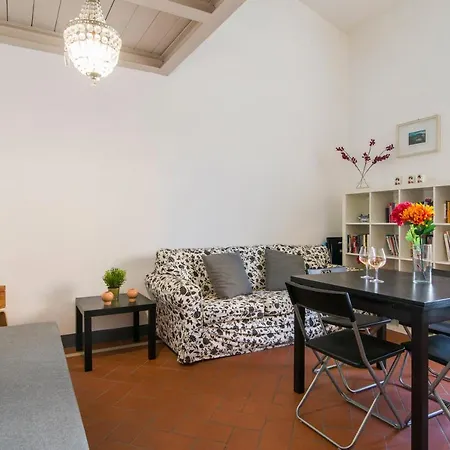 Guesthost - Della Scala Modern Apartment-3