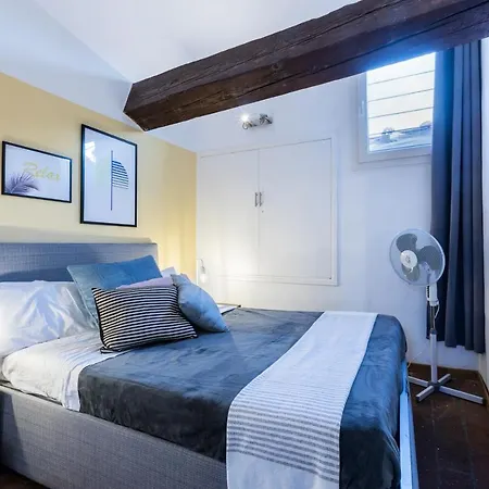 Historic Center Renovated Apartment- Amazing Location-By Likehomeflorence-3