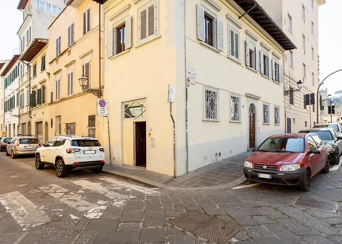 Cozy Classic Italian House Near Santa Croce, On The Lungarno