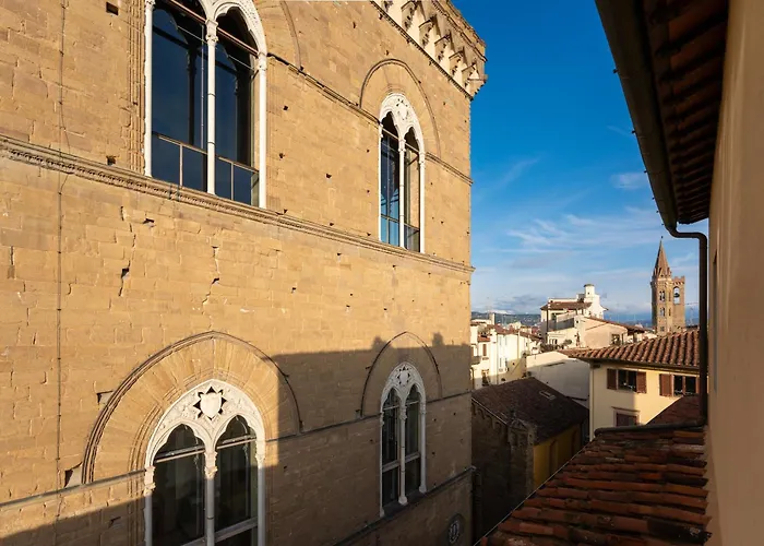 Via Lamberti, 3 - Florence Charming Apartments - Charming And Historic 5Th-Floor Attic Apartment With Elevator In A Building At The Heart Of Vibrant Florence, Just A 2-Minute Walk From All Attractions