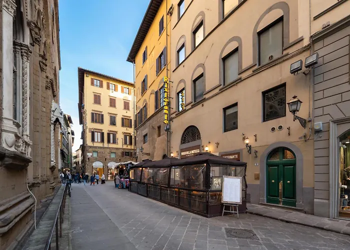 Via Lamberti, 3 - Florence Charming Apartments - Charming And Historic 5Th-Floor Attic Apartment With Elevator In A Building At The Heart Of Vibrant Florence, Just A 2-Minute Walk From All Attractions
