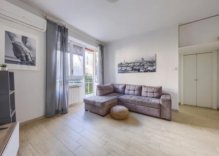 Twelveholly Apartment