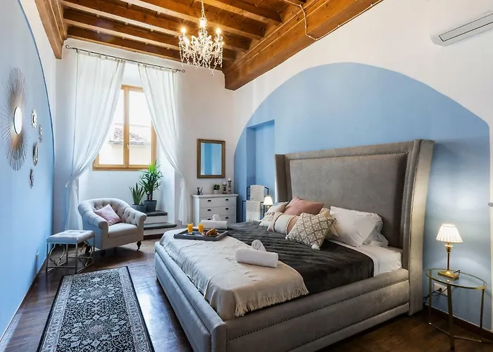 Pet friendly Historic Center Palace - Huge 4 Bedrooms Santa Croce Apartment - By Likehomeflorence